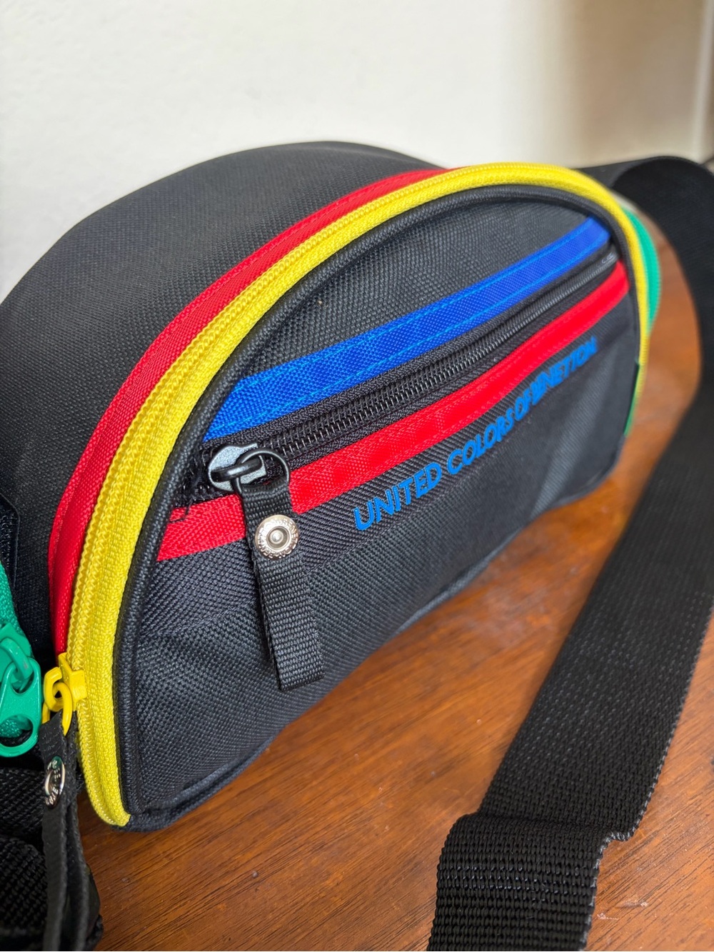 United Colors Of Benetton Vintage Camera Bag Black Fanny Pack NICE - Picture 6 of 14